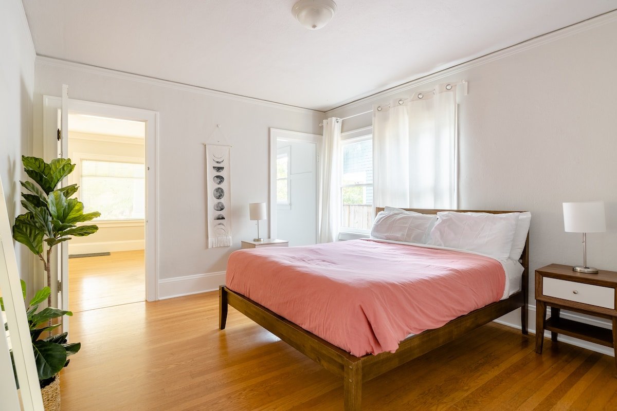 Alberta Arts Gem – 2BR – 2BA – Prime Location gallery image 5