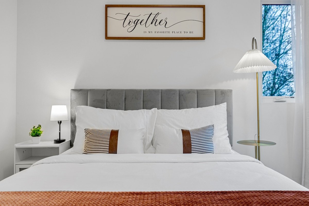 CapHill 3B3B, Space Needle, Free Parking & A/C gallery image 2