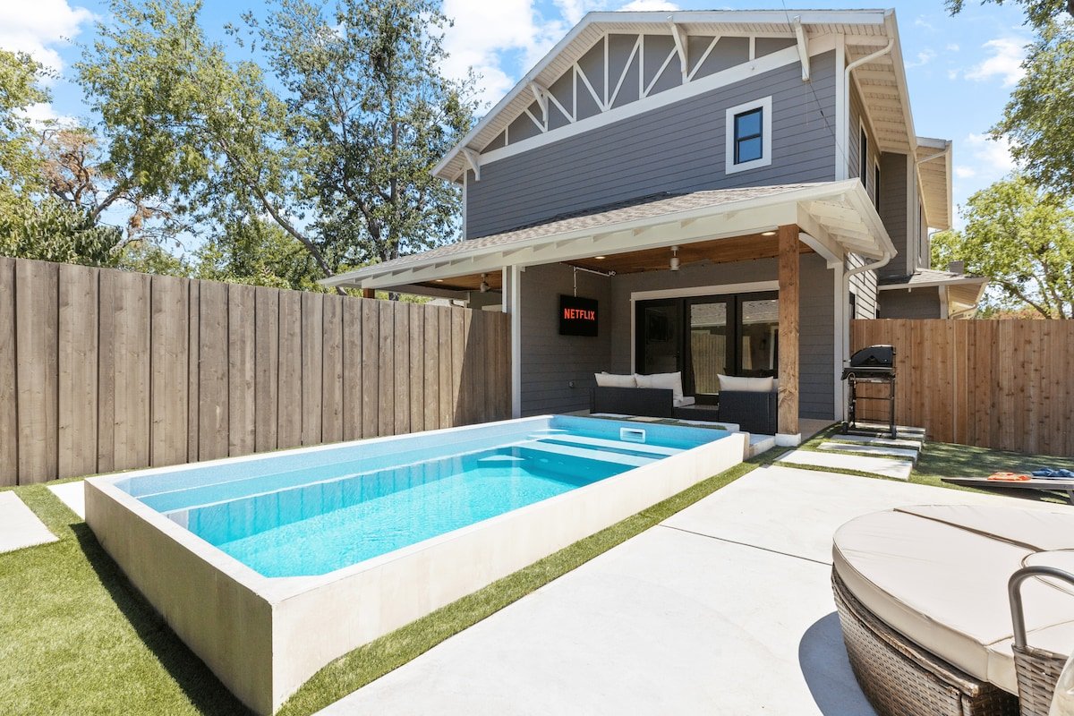 Luxury Pool Home ✔️ Sleeps 10 ✔️Games Room ✔️ Ultra Fast WiFi ✔️Sanitized gallery image 2