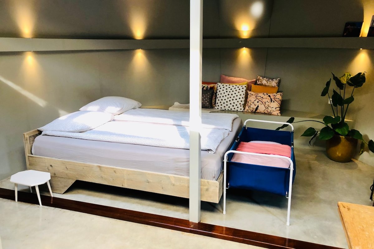 Houseboat Tante Piet 2 bedrooms & 2 bathrooms gallery image 5