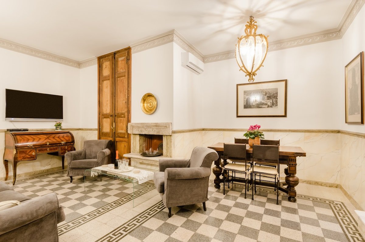 Stay near the Spanish Steps in a Historic Flat gallery image 4