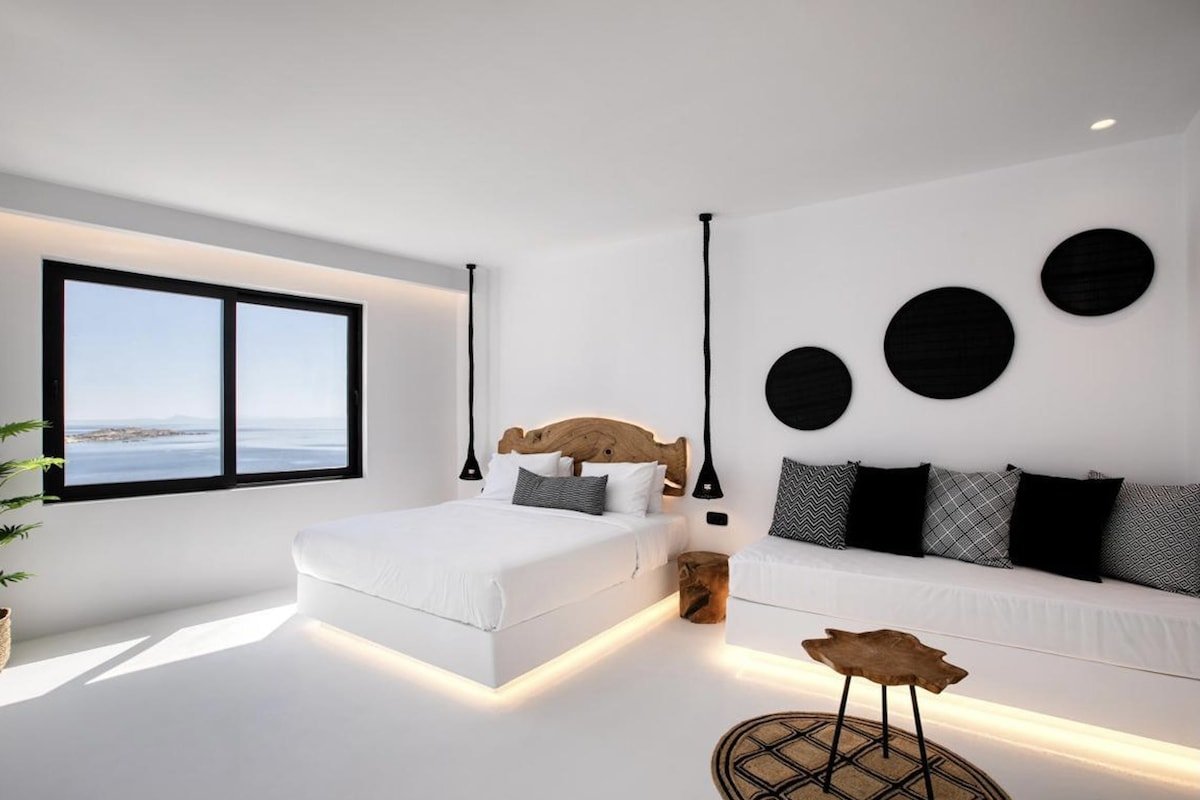 Infinity pool- Sea View- Direct to beach- Jacuzzi gallery image 3