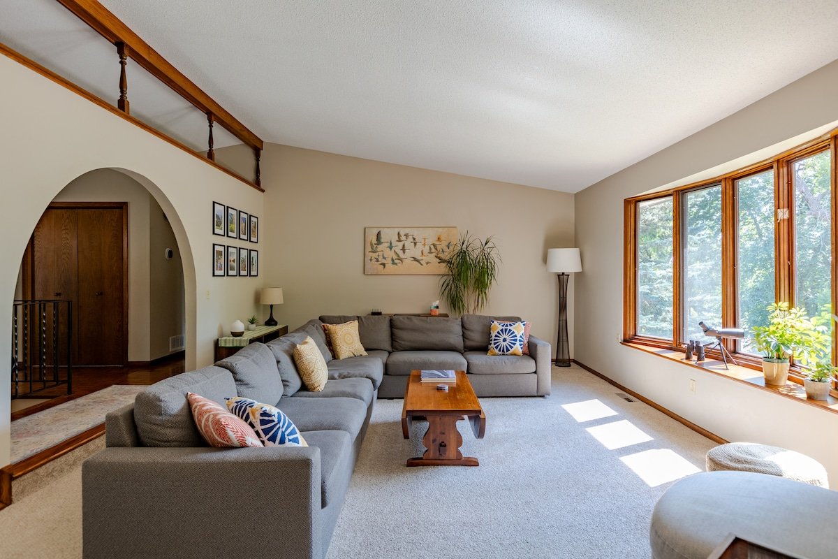 Spacious Riverview Home | Gather, Relax & Soak gallery image 3