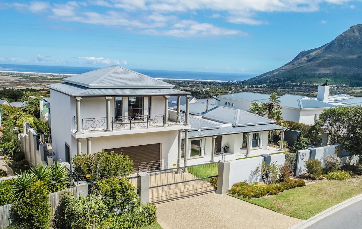 Large 6 bedroom home, ocean and mountain views. gallery image 2