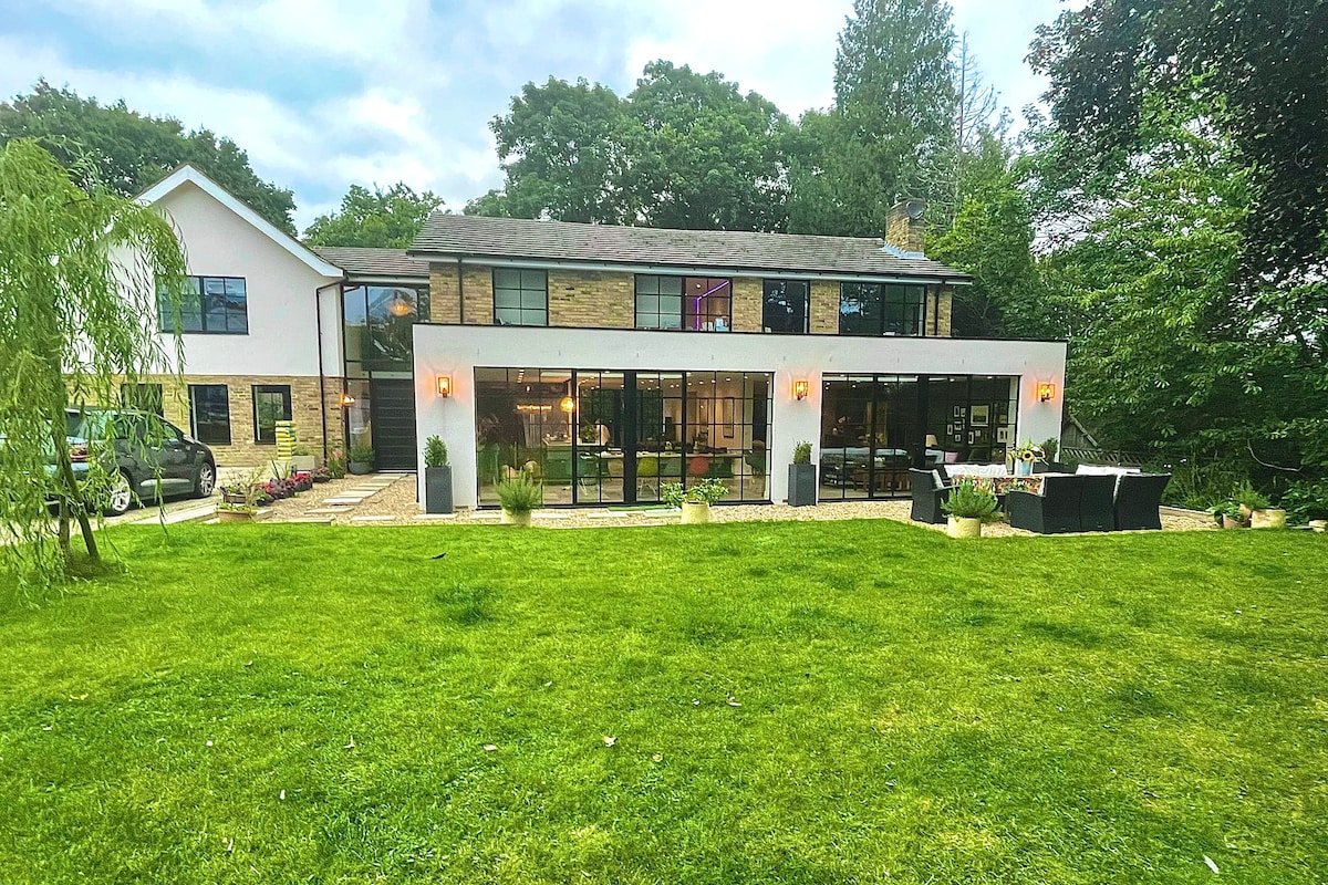 Lovely large modern home in private wooded estate gallery image 3