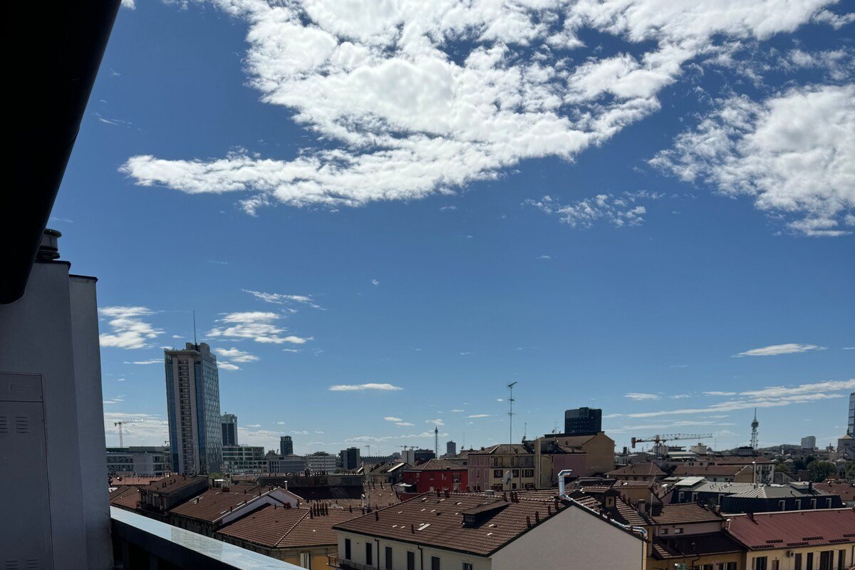 Milano Isola- Ampio Attico con terrazzo gallery image 3