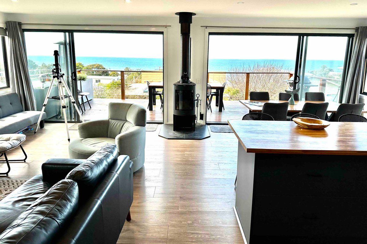 Beach Breeze. Endless ocean views