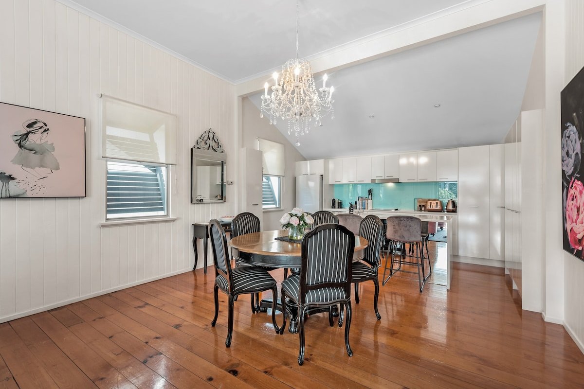 Luxe Inner-City Home with City Views! ~ Teneriffe gallery image 4