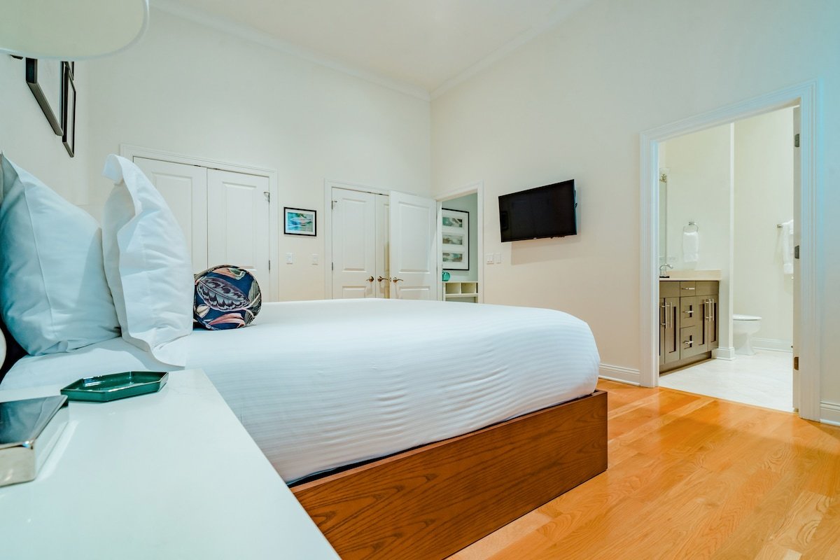 Chic 3BD/2BA Suite w/ Full Kitchen & Washer/Dryer gallery image 4