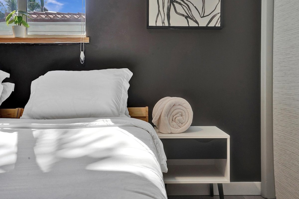 Private Waterfront Paradise minutes from Miami gallery image 4