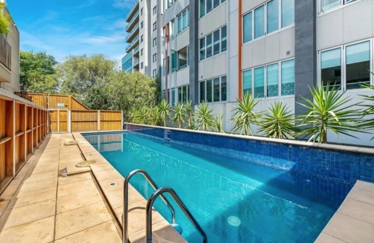 CITY + MCG 4+ BEDROOMS 2+ BATH, VIEWS-SLEEPS 8-10 gallery image 3