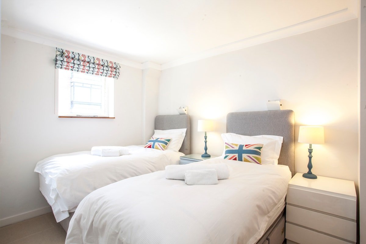 2brm/2.5bath House in Chelsea w/balcony & parking gallery image 4