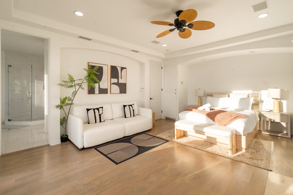 Ocean Views | Luxe 5BR Mansion | Bikes & Elevator gallery image 5