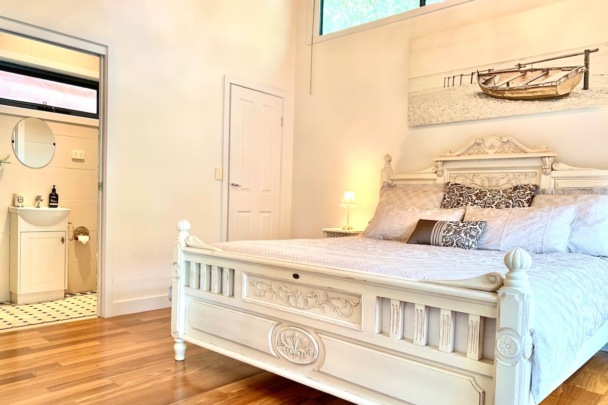 Luxury Lake-House Retreat: Squizzy* 2 min to beach gallery image 5