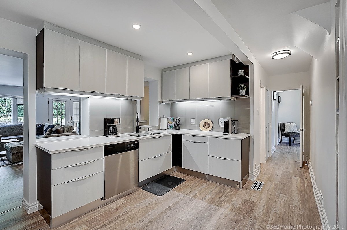 Beautiful Modern Home, Heart of Bayview Village gallery image 4