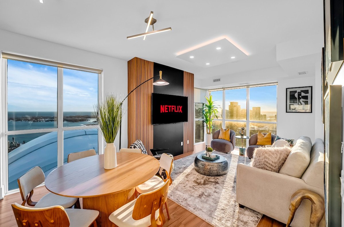 Modern Penthouse CN Tower+Lake Sunset View|Sleeps8 gallery image 2