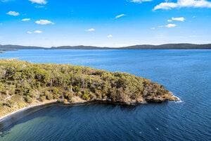Bruny Bay House – Luxurious escape between 2 Bays! gallery image 2