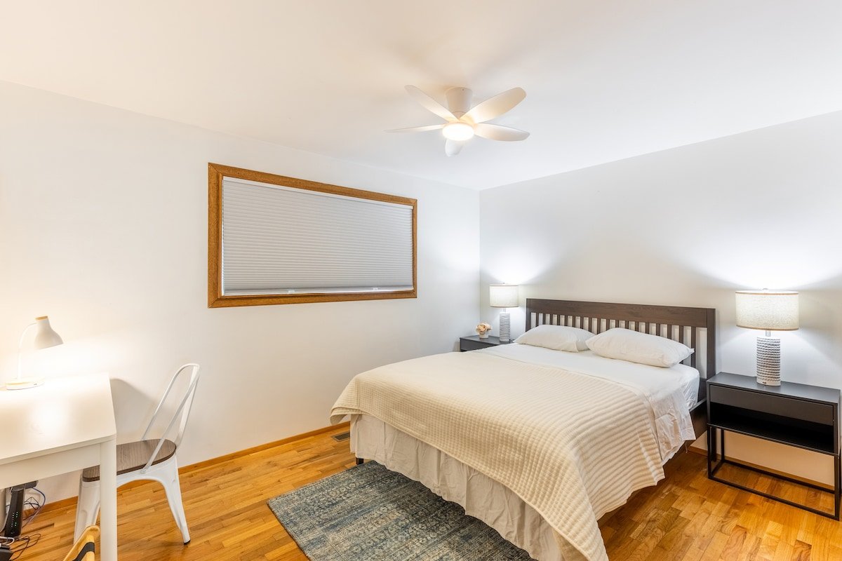 Prime Stay Minutes to UVillage/HuskyStadium/UW gallery image 5