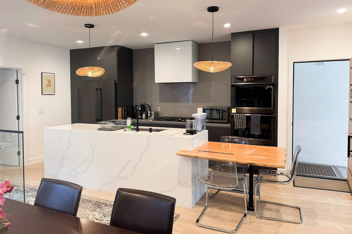 Elegant 2 bdrm, office, 2 bath luxury gallery image 5