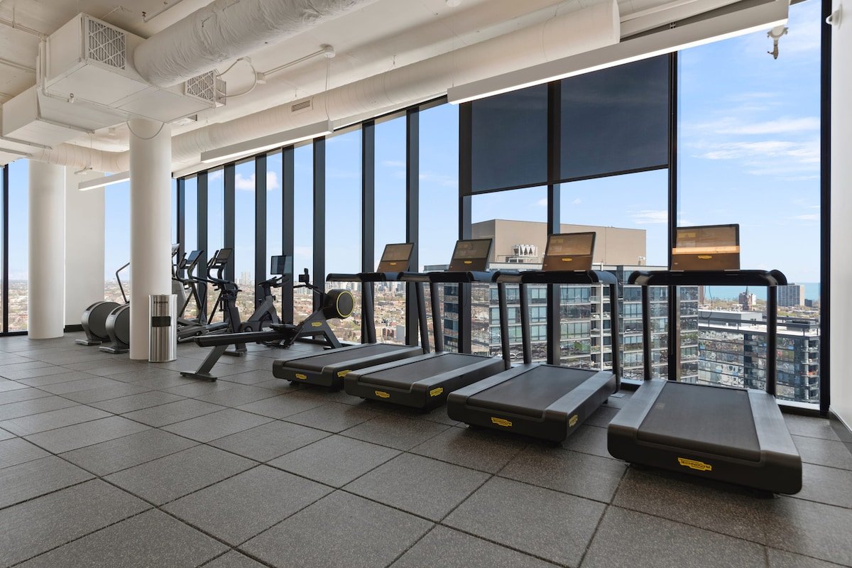 Lincoln Park Getaway: Skyline Views & Luxury gallery image 5