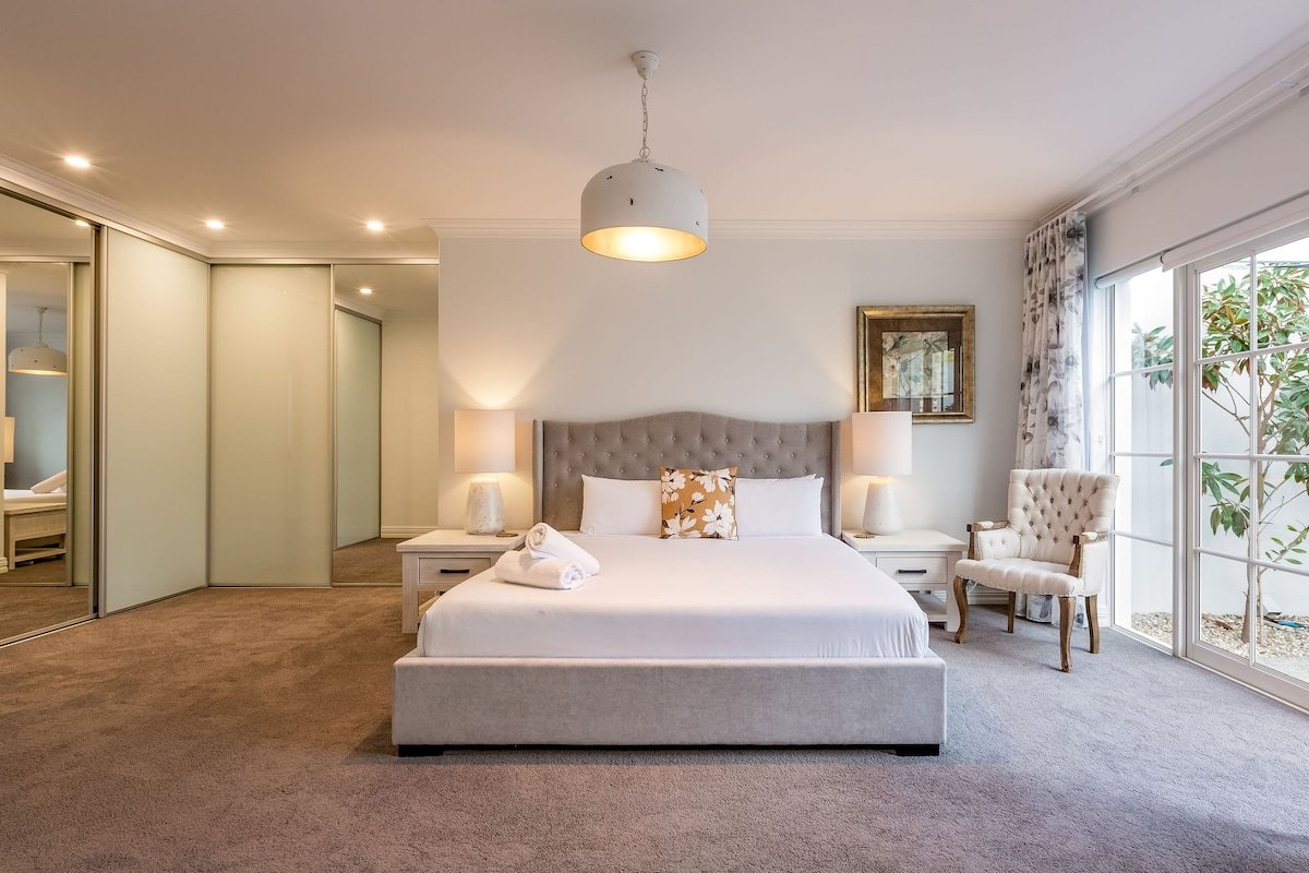 Hamptons By The Green—Grand Golfside Retreat gallery image 5