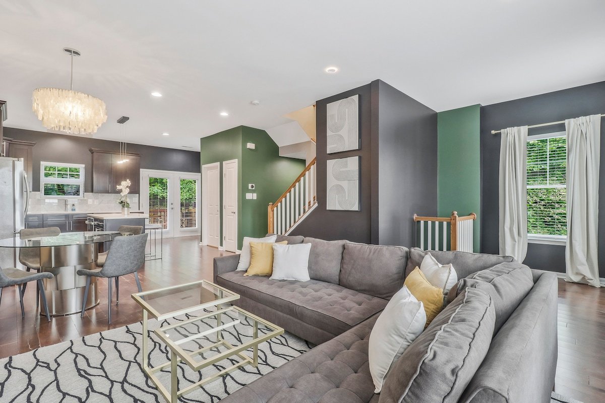“Chic” DC Townhome w/ Parking gallery image 2