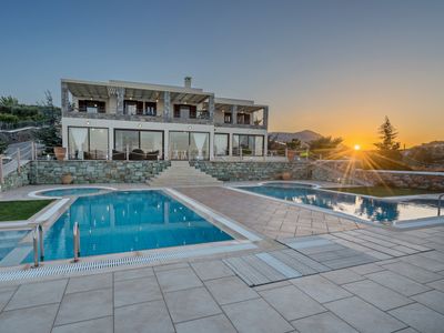 Sea views, Heated Pool, Ping Pong & Tennis, 23 pax