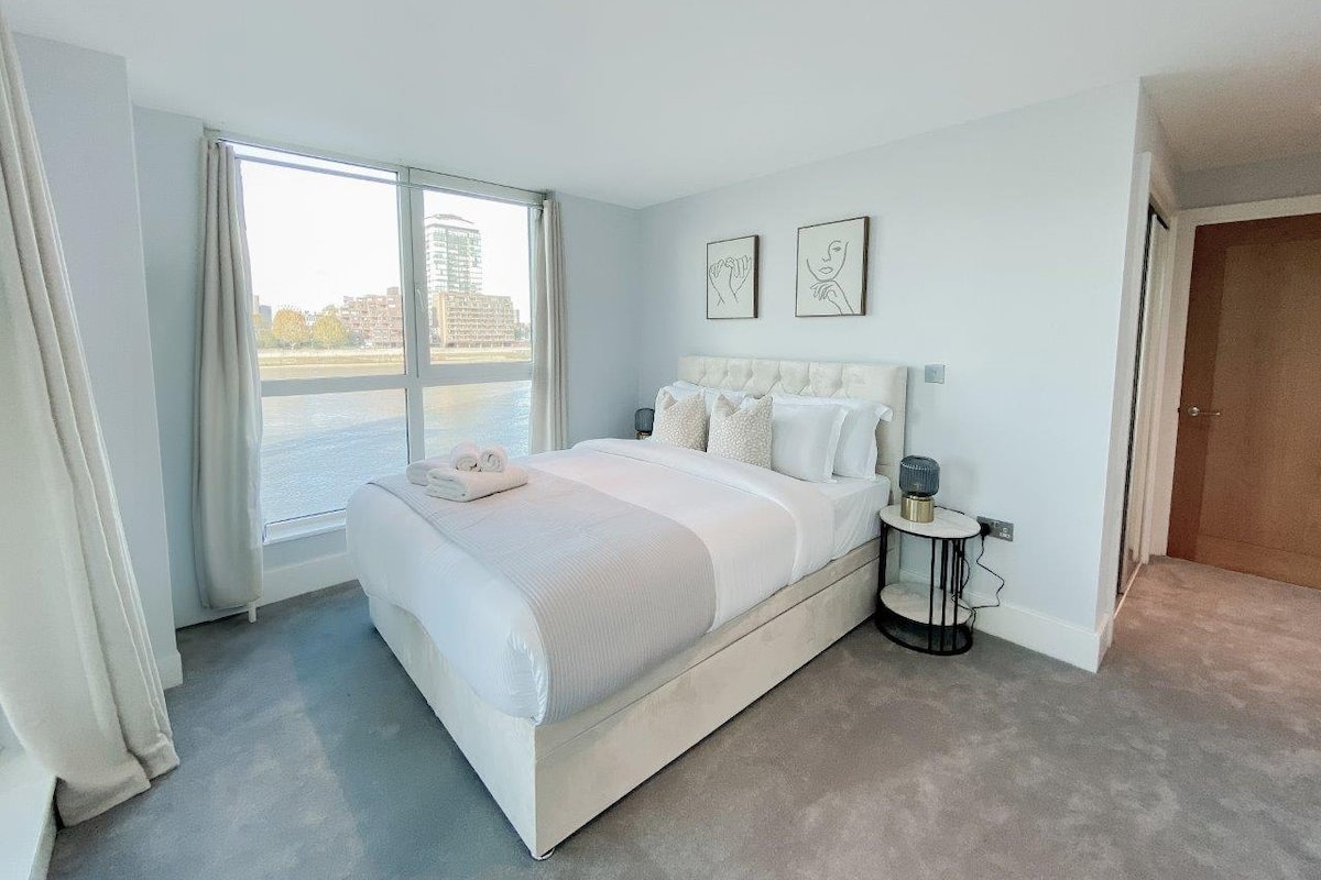 Luxury Riverside Retreat with Stunning Views gallery image 4