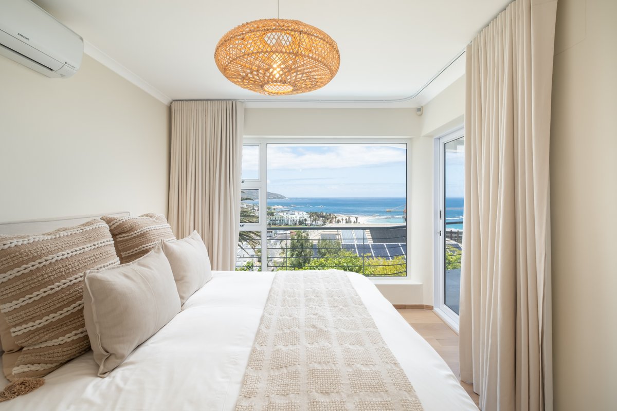 Stylish Renovated Beach Home with UPS