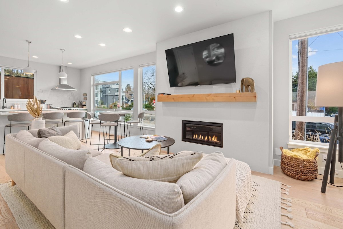 New Seattle Home | Walk to Restaurants | Rooftop gallery image 2