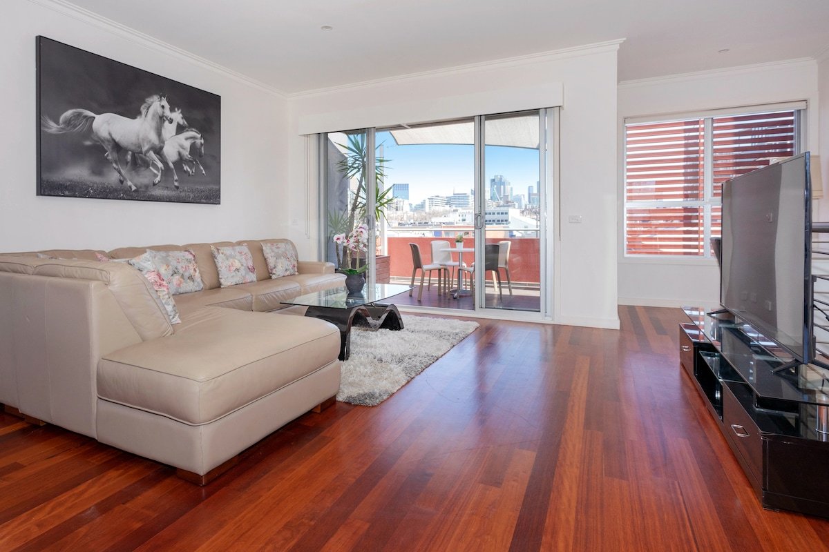 Spacious modern comfy 15 minute walk to CBD gallery image 2