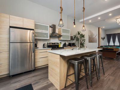 Spacious townhouse with rooftop deck 4BR near DT