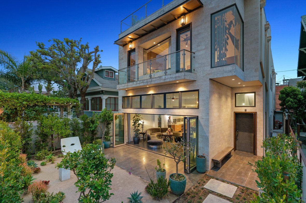 Venice Beachfront Luxury: Ocean View, Spa, Firepit