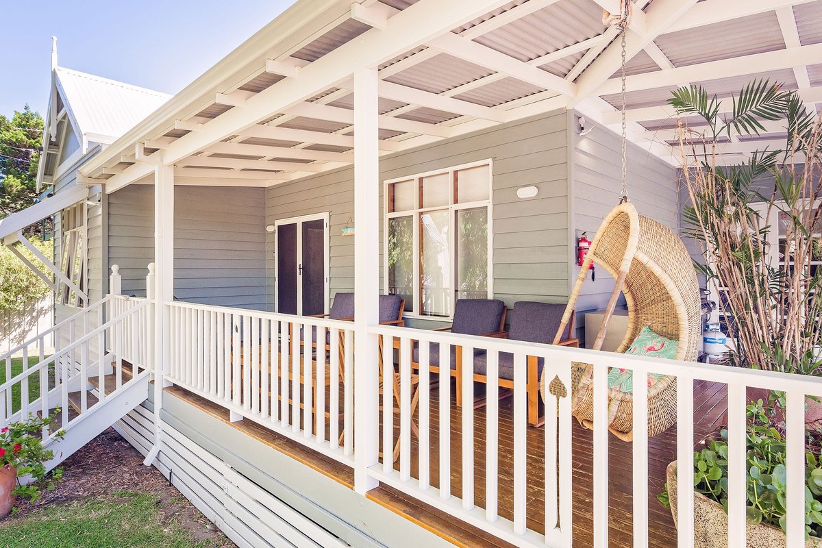 Baudin On Bay—Family Escape by the Foreshore