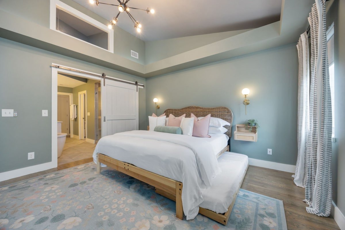 Downtown Nashville Luxury with Irish Pub Hangout gallery image 4