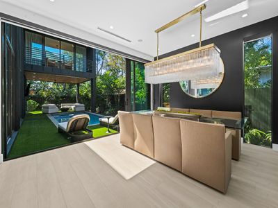 PRISTiNE New Build Mansion! 2 Masters&Heated Pool