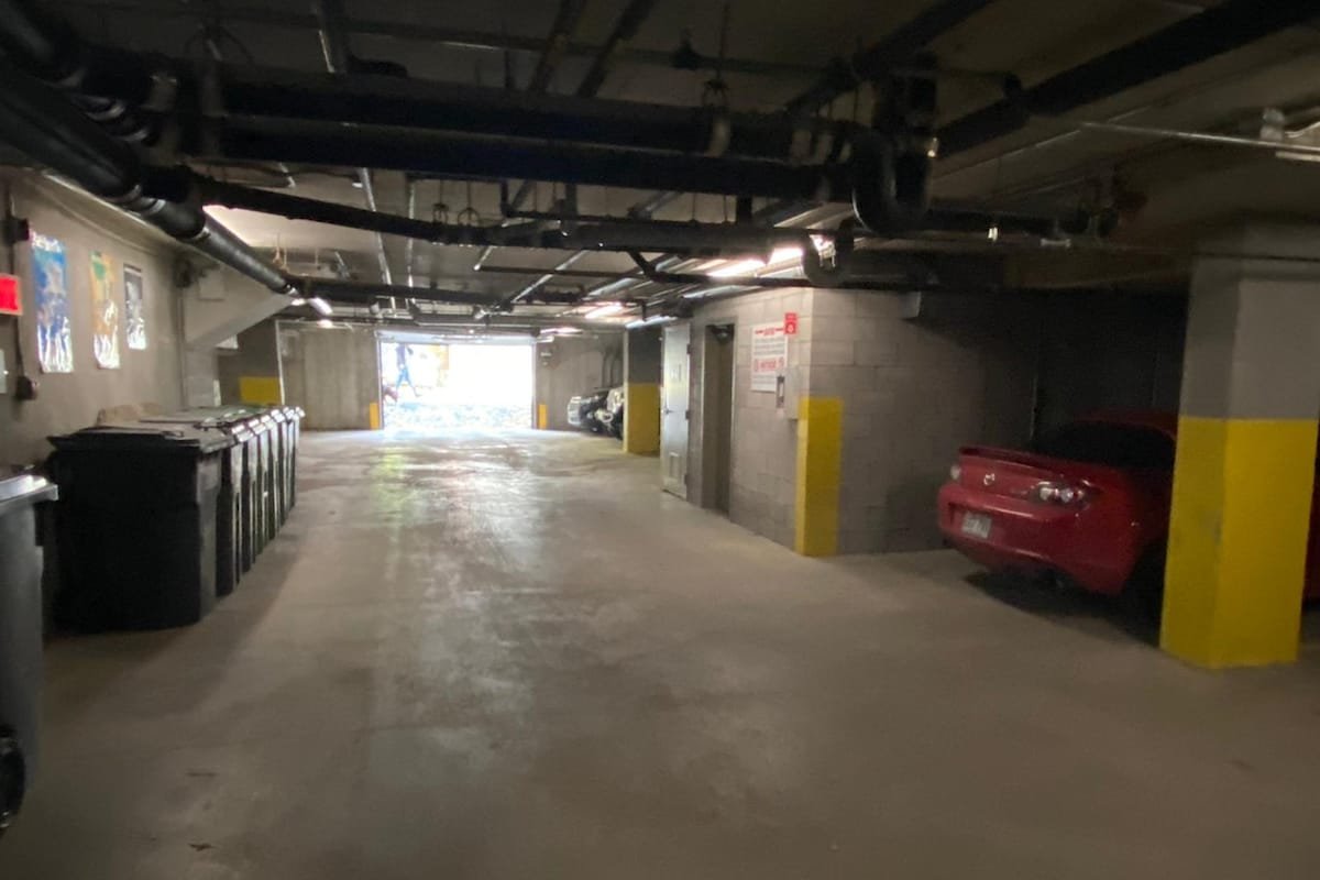 Aparthotel-Montreal-Sunset Suite 403 gallery image 3