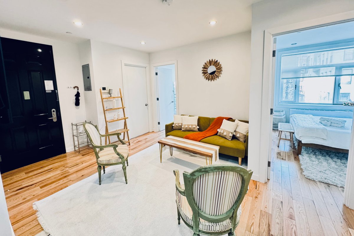 Delightful 3-Bedrooms Downtown Gem with balcony