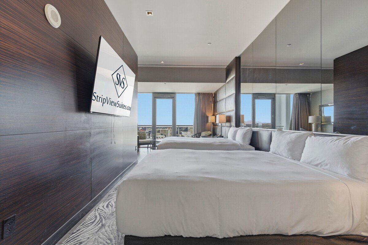 PH58 Designer Penthouse | Private Balcony Jacuzzi gallery image 4