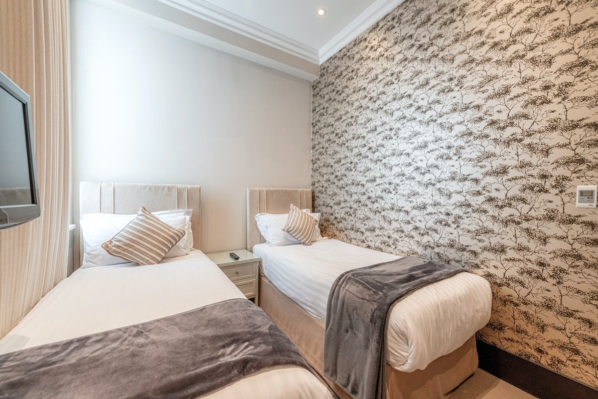 South Kensington – Deluxe 2 Bedroom Apartment gallery image 5