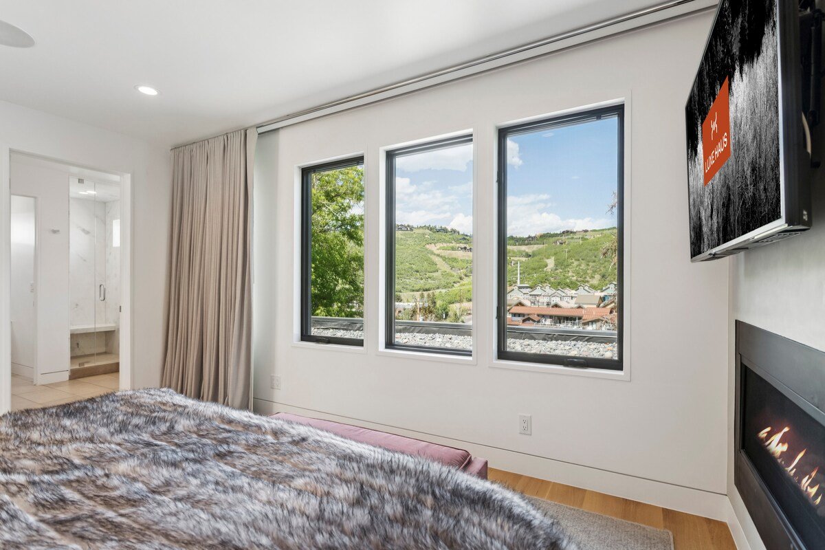 Old Town Luxury, Ski, Hot Tub, Walk to Main St gallery image 4