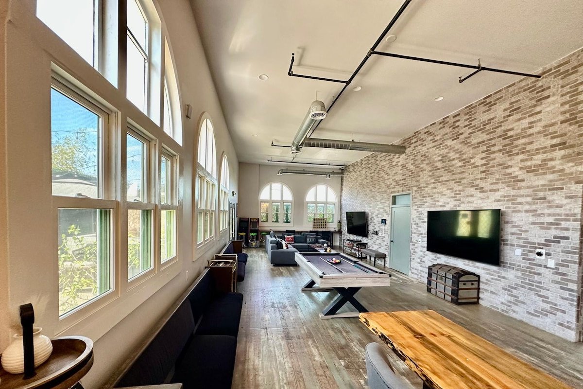 6BR Church w/ 19 Beds. Chef Kitchen & Private Deck gallery image 3