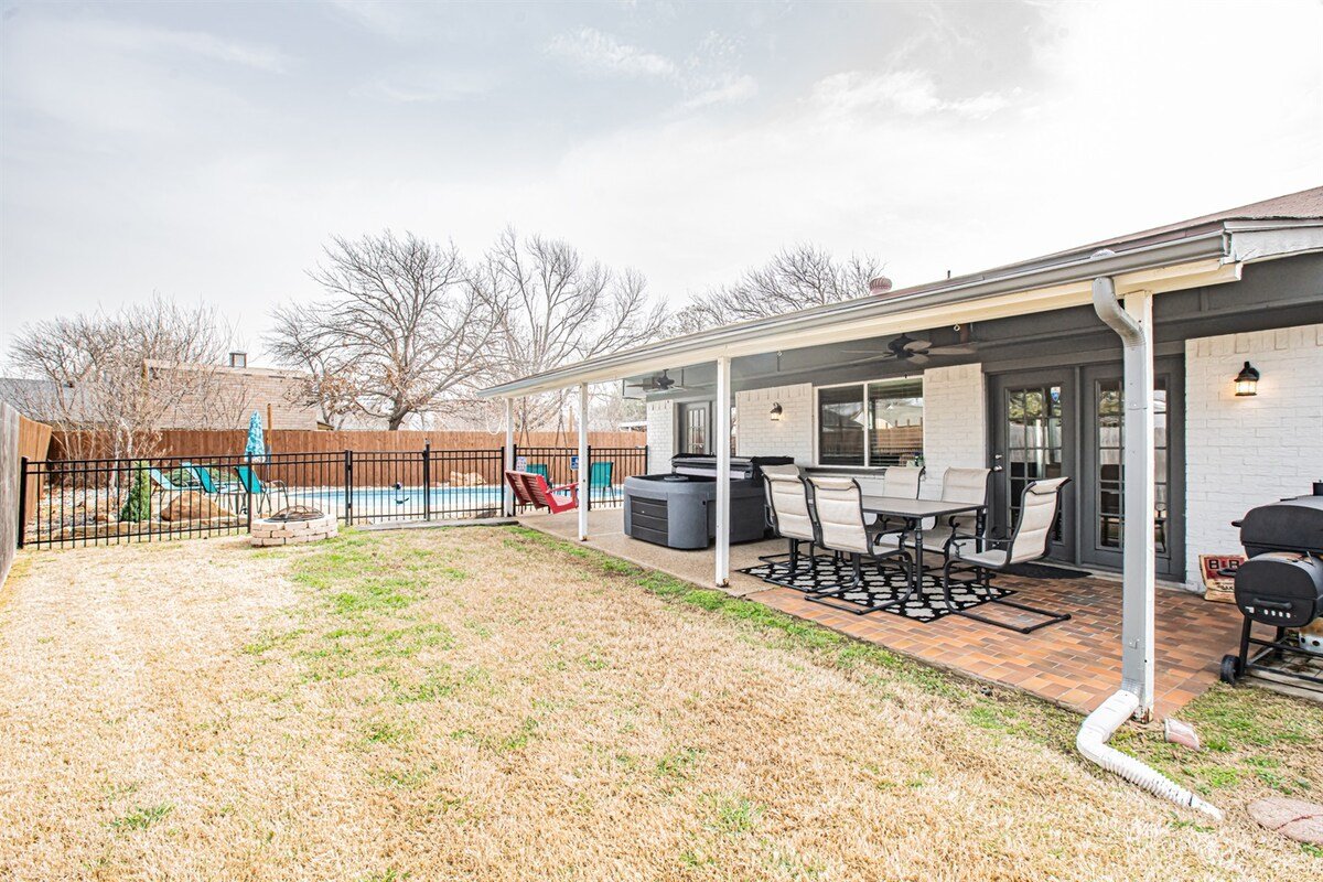 20 Min to Stockyards*King Bed*Hot Tub*Pool*Arcade gallery image 5