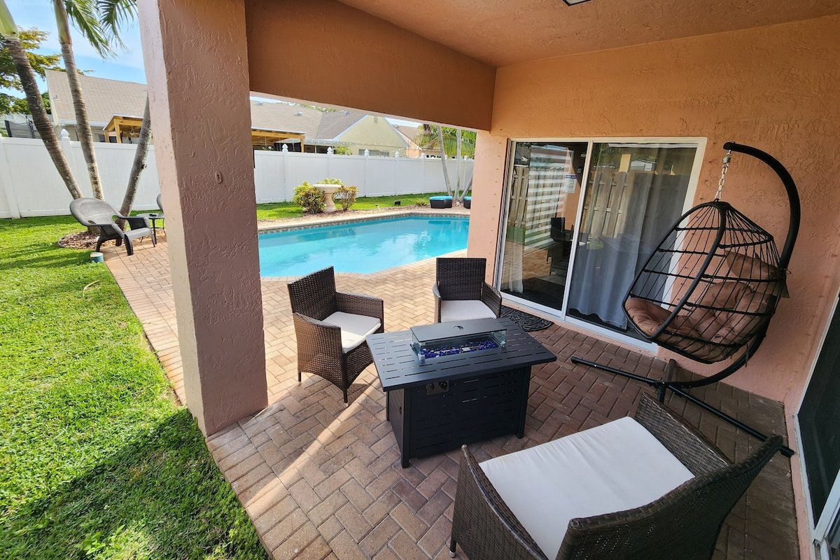 LUXE Resort: HR Stadium~W/Mini Beach~Pool~King Bed gallery image 4