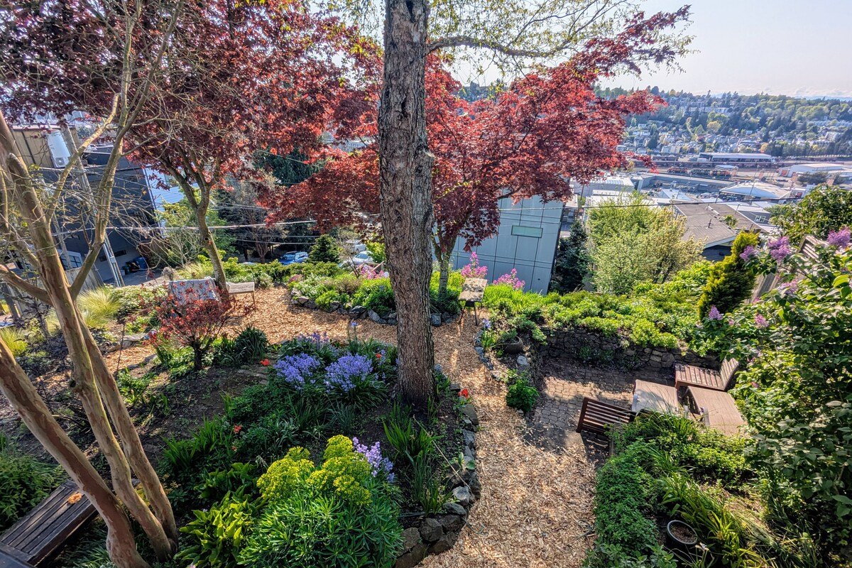 Beautiful Inside & Out · 4bd/2bath · AC! gallery image 5