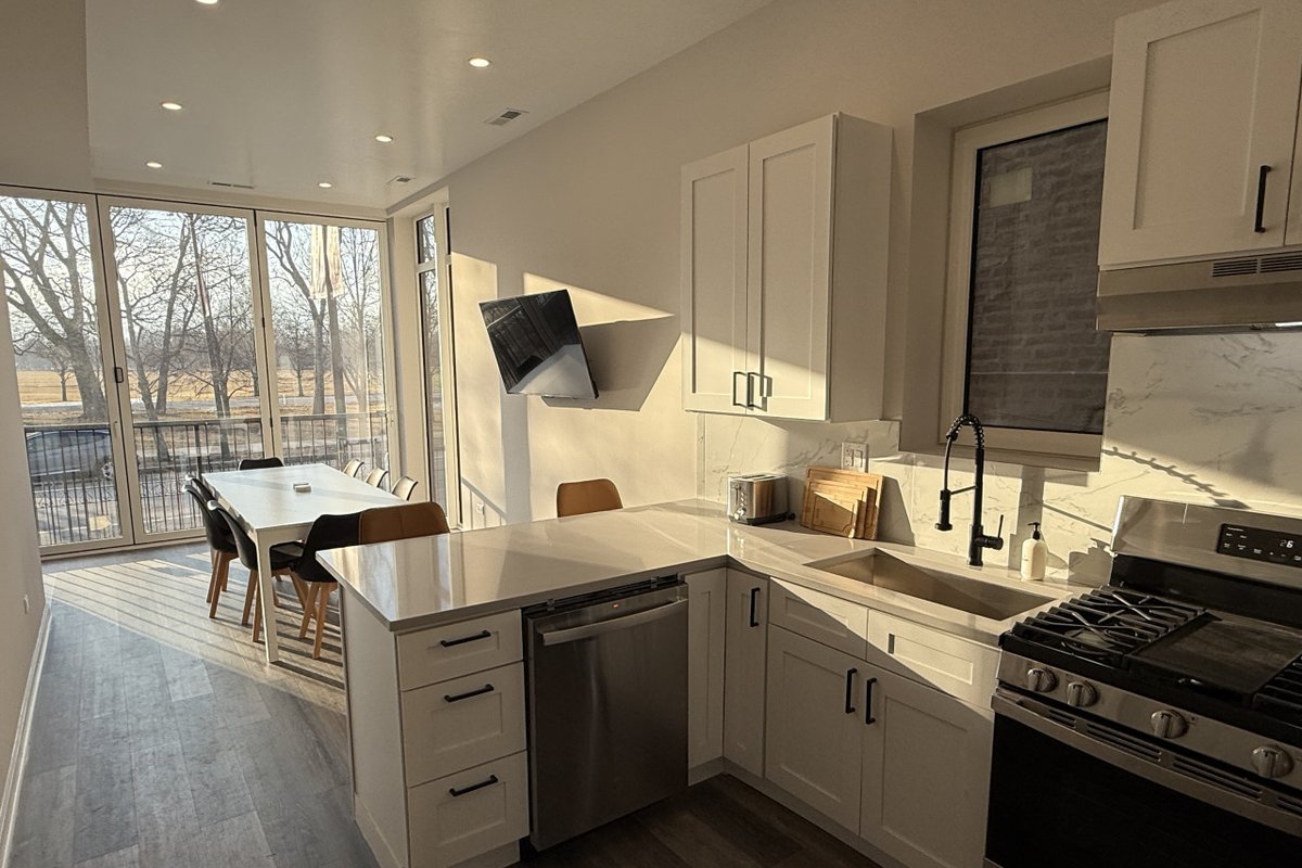 Huge 6-Bedroom Retreat on the Park