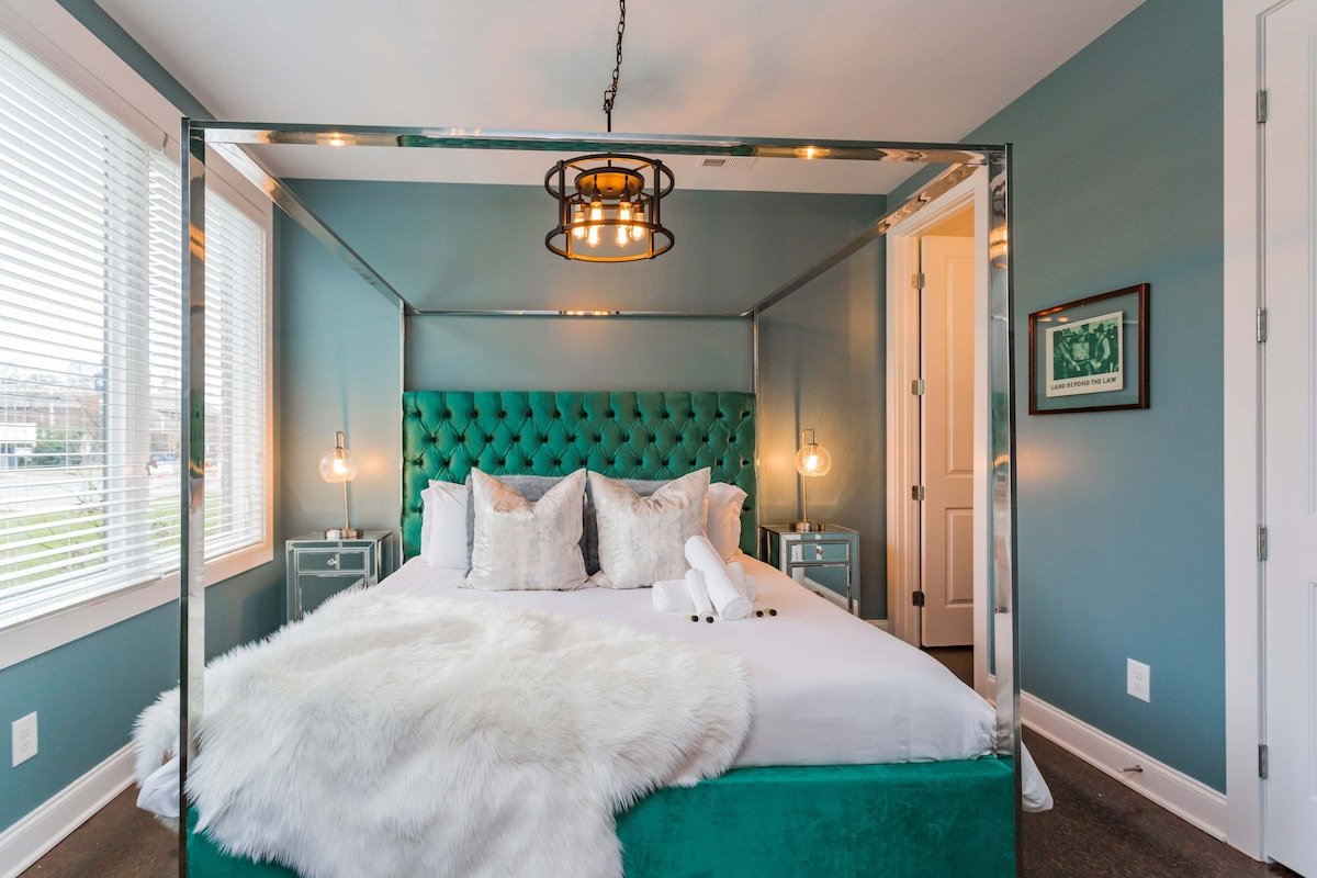 2 Homes- 7 Bedrooms Sleeps 22! gallery image 4