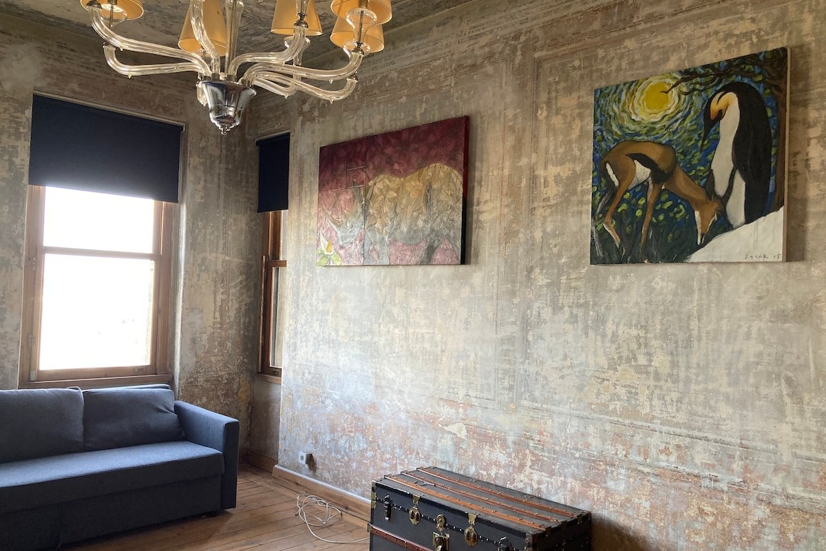 .Beautiful huge unit with lots of art on the wall gallery image 3