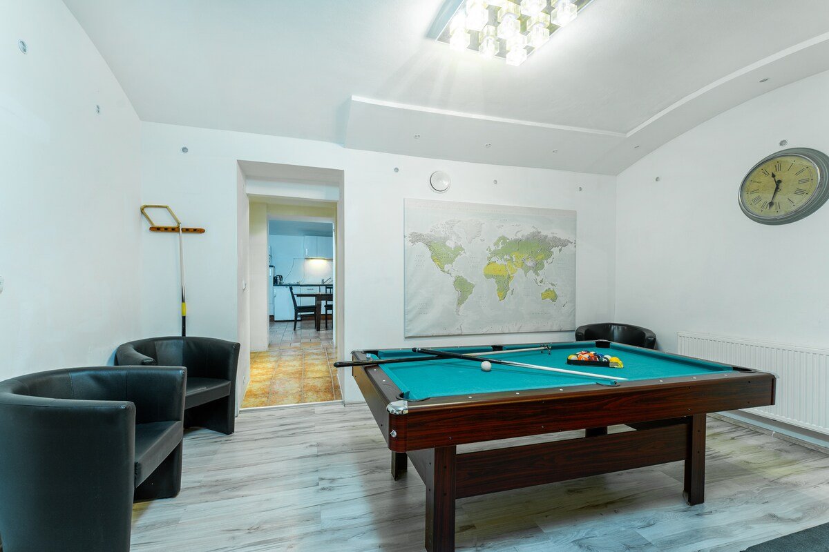 Prague apt for groups | billiard-foosball-fumoir gallery image 3