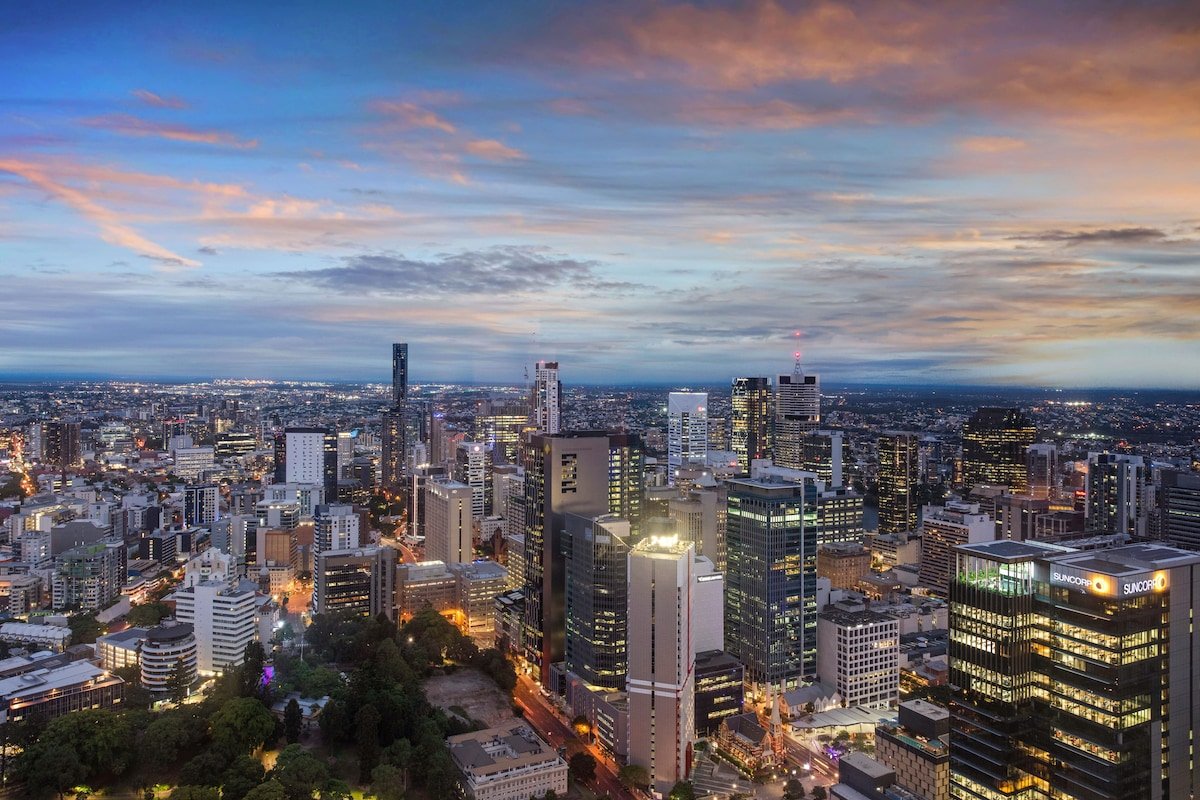 Skyhigh Executive! ~ 2Bed/2Bath/1Car/Views ~ CBD gallery image 4